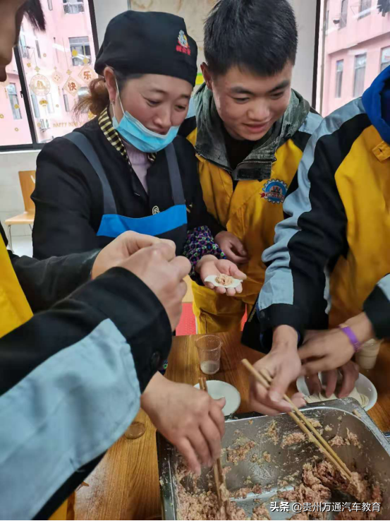 贵州万通暖冬活动：温情团建，班级包饺子